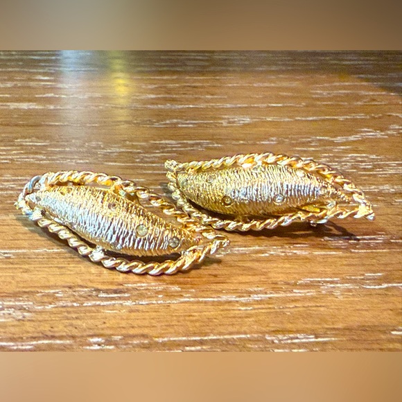 Hattie Carnegie Vintage and Signed Gold Tone Clear Rhinestone Clip Earrings - Picture 3 of 6